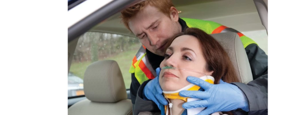 Pose d'un collier cervical en cas de traumatisme