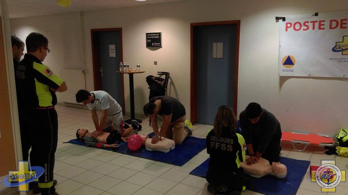 Entrainement au massage cardiaque sur des mannequins RCP